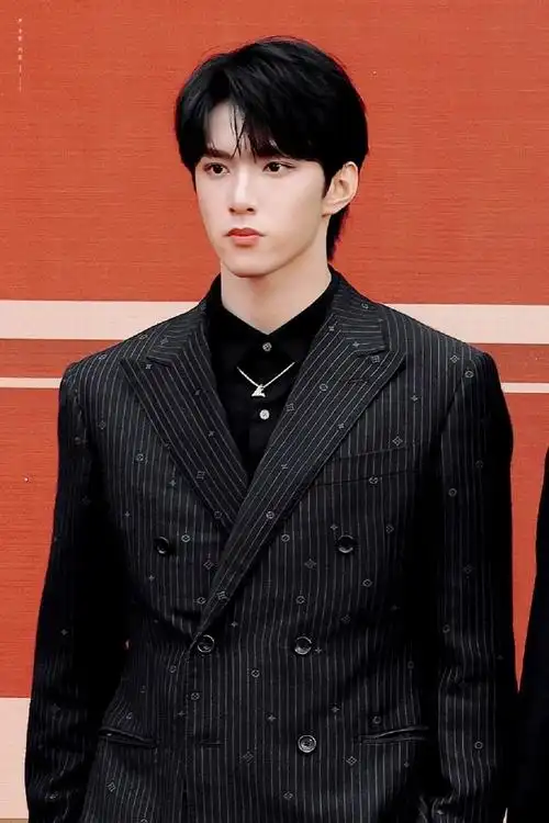 红毯##时代少年团北影节红毯生图##刘耀文北影节蓝色条纹西装造型