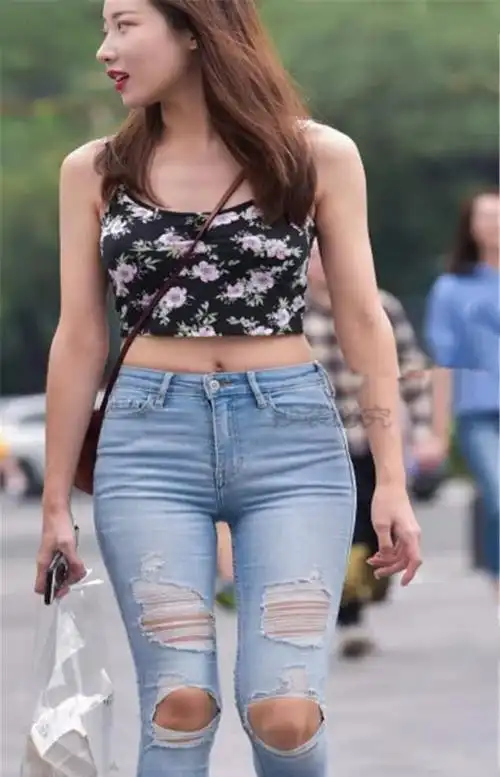 紧又鲜亮的潮流牛仔裤,女人学会穿,男人死心塌地不二心