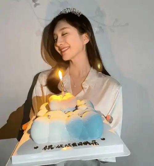 江疏影晒照庆祝36岁生日,手捧蛋糕笑容甜美,头戴王冠宛如少女_祝福