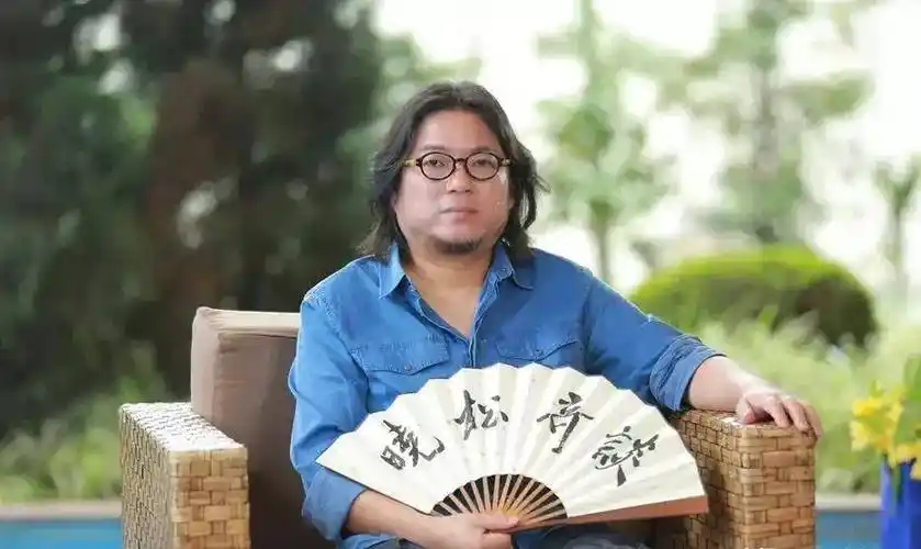 高晓松新造型剪长发摘眼镜瞬间变成鲜肉大叔