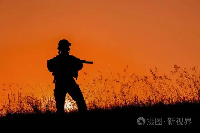 在日落时有武器的军人射击, 拿着枪, 科罗拉多州