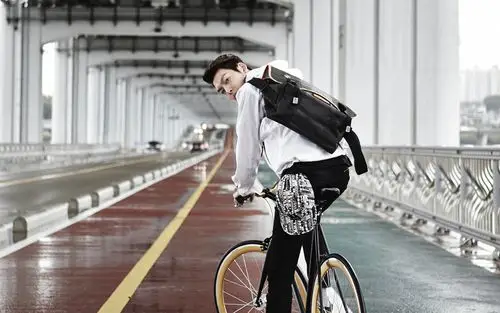 男神金宇彬壁纸_大长腿男神金宇彬