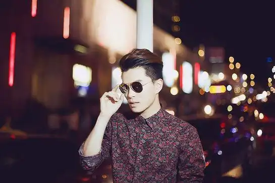 大一时,校游泳队招新成员,王一多顺利加入了游泳队.