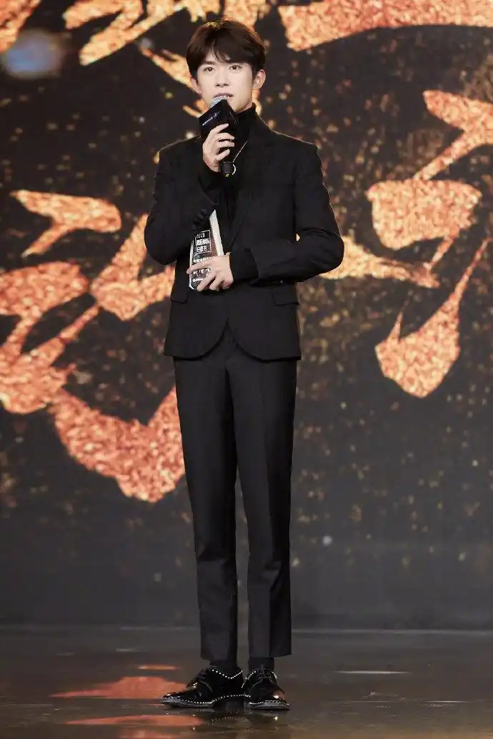 易烊千玺领奖到手软,西装打扮更帅气!