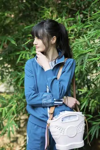 《奇妙小森林》郑爽蓝色复古校服出镜 高马尾齐刘海少女感十足