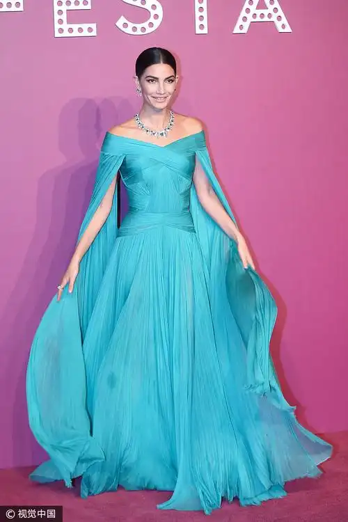 莉莉·奥尔德里奇 孔雀绿开叉礼服裙 典雅性感