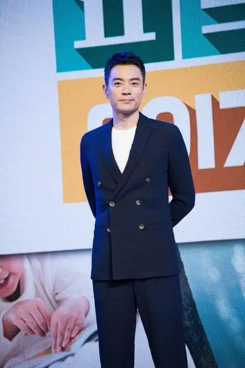 肌肉男:李光洁穿西装一头短发出席活动-小虾米