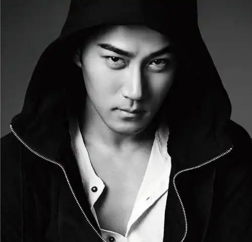 刘恺威黑白质感写真 彰显简约性感