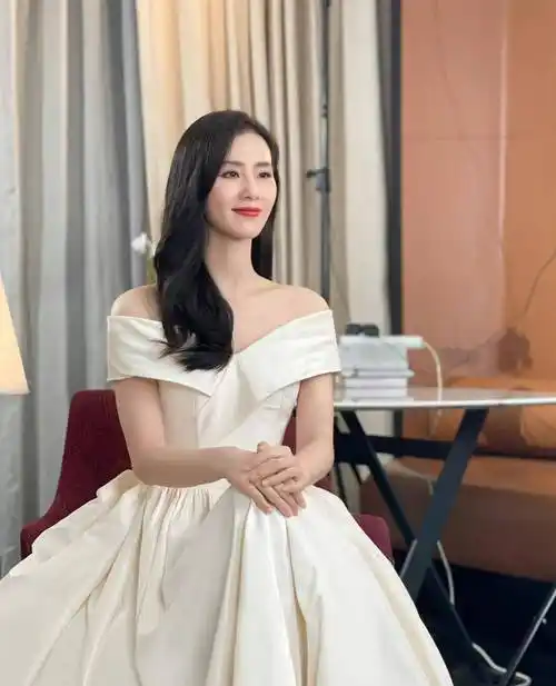 刘诗诗大爷坐姿霸气十足,女子霸气侧漏这样的她你见过吗_女神_性格