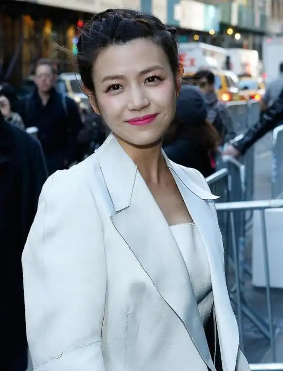 陈妍希西装短裤搭配笑容灿烂,夏日街拍青春动人