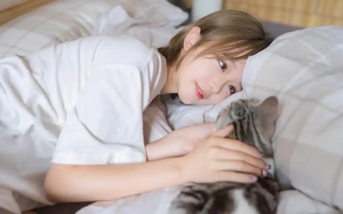 短发清新女生居家生活壁纸-美女壁纸-高清美女图片-第4图-娟娟壁纸