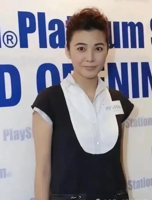 郑伊健49岁媳妇穿乞丐裙美得不像话岁月在她脸上毫无痕迹