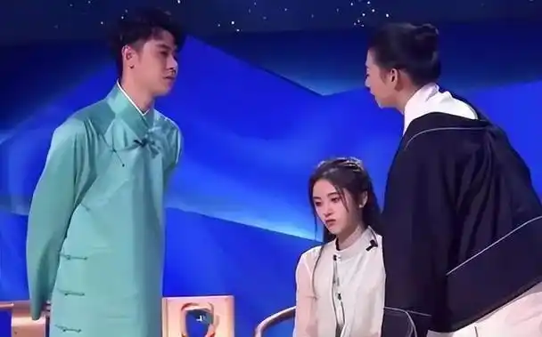 评价选手的歌曲时,鞠婧祎被批评缺乏学识,她常常会运用不当的比喻