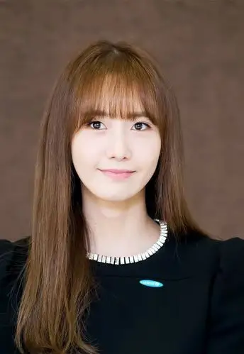 像  林允儿这样长相甜美天生自带萌属性的女生,    不管是