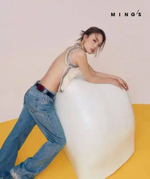 43岁容祖儿拍写真大胆突破身形曼妙无内搭直接套穿皮背心短裙