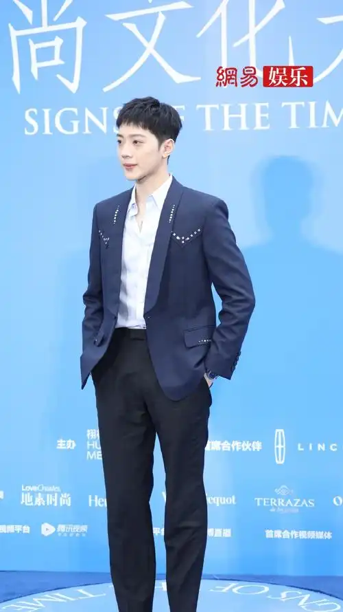 赖冠霖_edward#时尚文化大赏蓝毯#生图释出,小赖一身西装造型身姿挺拔