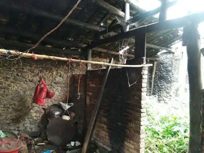 房子里破烂不堪…… 破旧的房子,一丝丝的心酸,可想而知生活是多么的