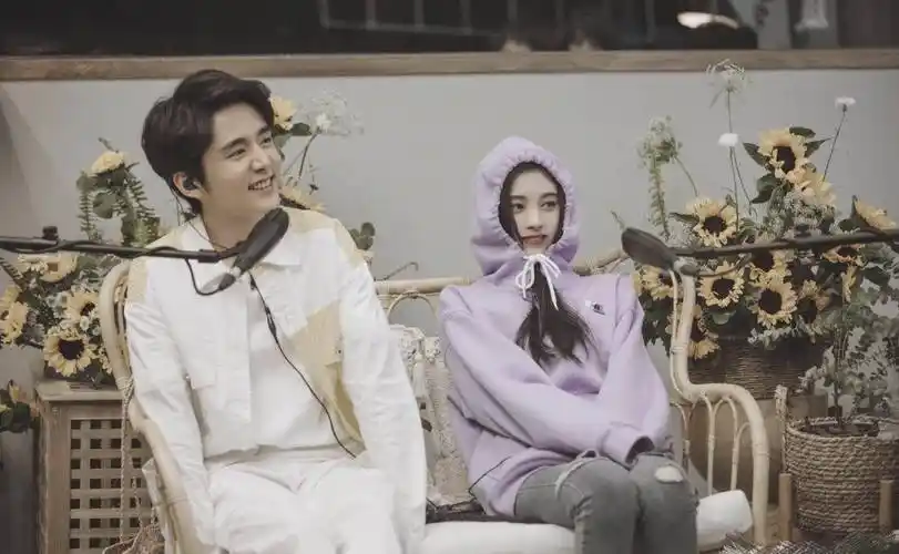 易烊千玺为避嫌缩在角落鞠婧祎却一脸束手无措两人真的不认识吗