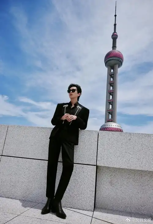 张若昀镶钻椰树西装##张若昀庆余年扇子