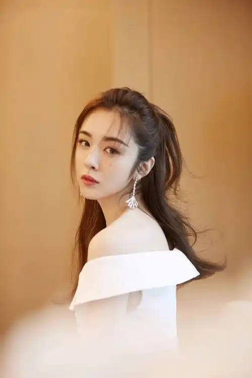 原创看到王晓晨上大学时的证件照你就明白为啥男生都和她玩得好了