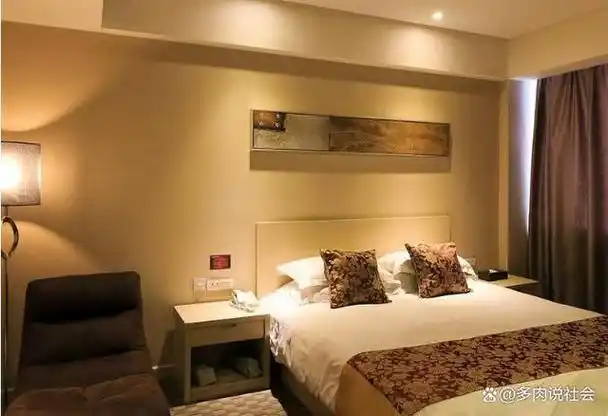 一男一女在一家宾馆里光着身子,结果被打扫卫生的工作人员撞见,闹出一