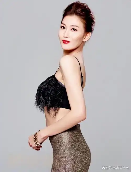 轰动全网!李彩桦亲密接触肌肉男,回应恋情传闻