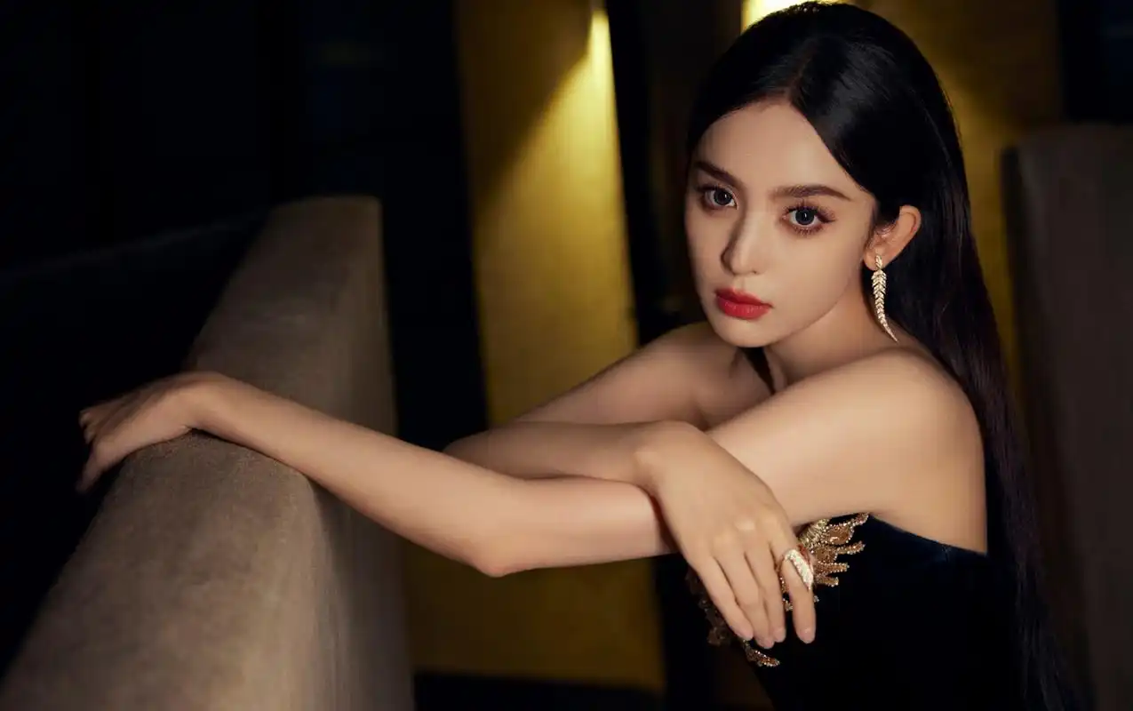 高贵优雅,精致大气的#古力娜扎# 身穿黑金抹胸高开叉长礼裙,宛若暗夜