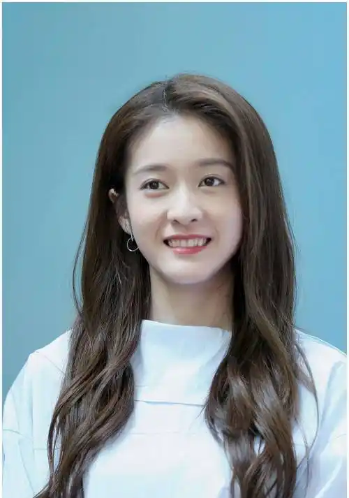 6岁去剧组探班姐姐,却意外被导演相中进圈,如今23岁比姐姐还红_张雪迎