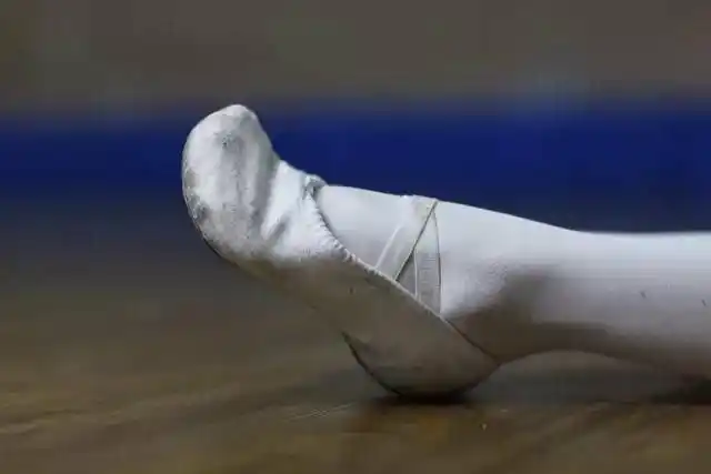 勾脚尖时脚背脚腕要向下压住,只勾脚尖,保持后背的挺拔.