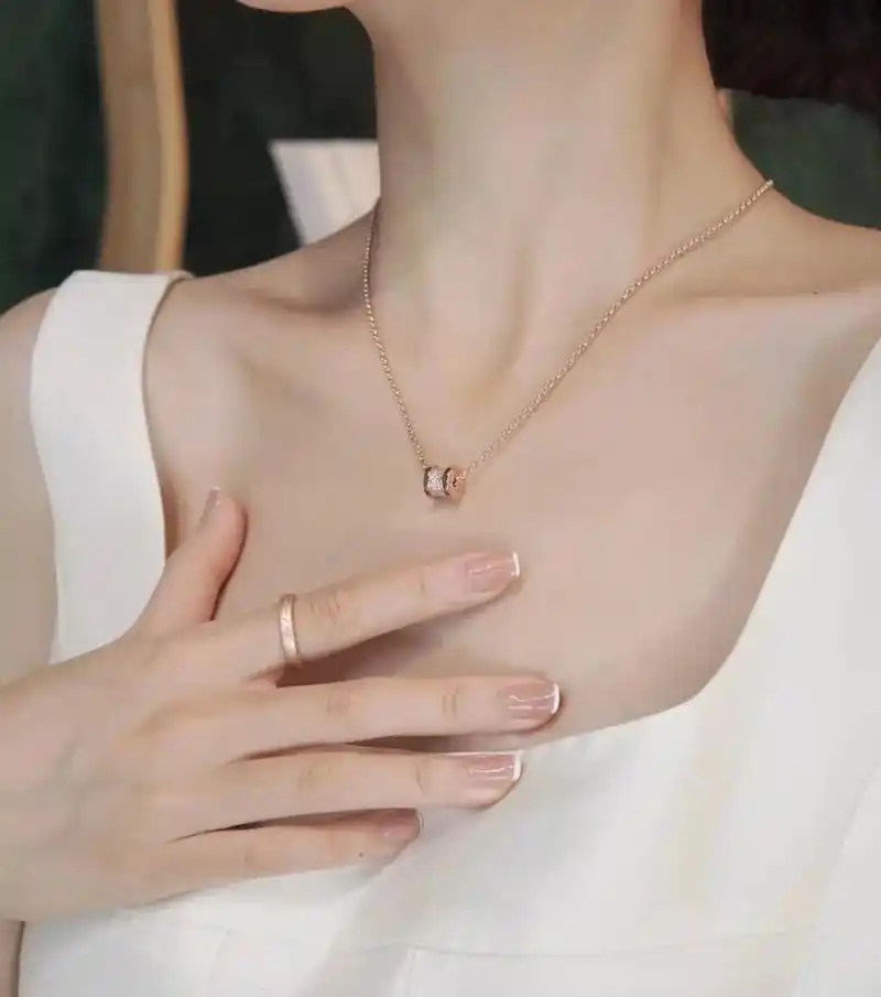 满钻18k金小蛮腰项链,尽显女性高贵典雅.这款宝格丽小蛮腰项 - 抖音