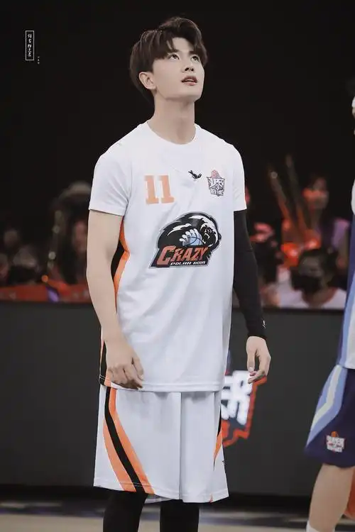 任嘉伦# /想在篮球场上与少年肆意相遇/ cr@锦书抄送录-任嘉伦