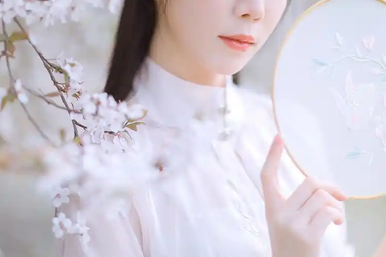 十里桃林里纤纤汉服少女唯美浪漫的古风摄影图片