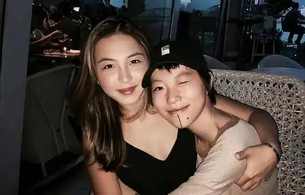 曝窦靖童和女友在国外结婚,另一半也是圈内人,两人年纪相差12岁_绯闻