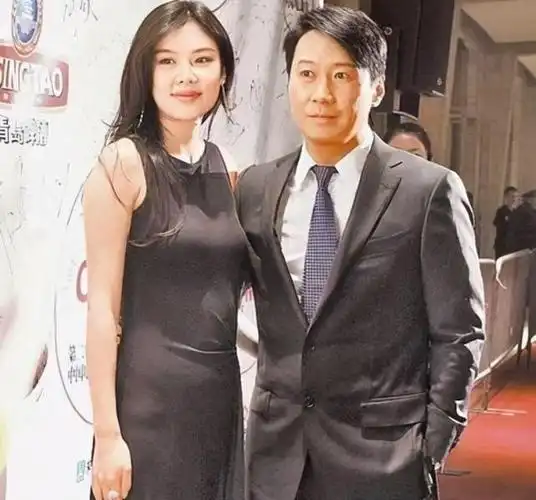 2012年他通过公司宣布与乐基儿离婚;2018年,黎明与其女助理阿wing相恋