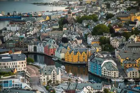 在夕阳下的北极夏季景观自然斯匹朗伊尔城斯瓦尔巴群岛建设市山美国