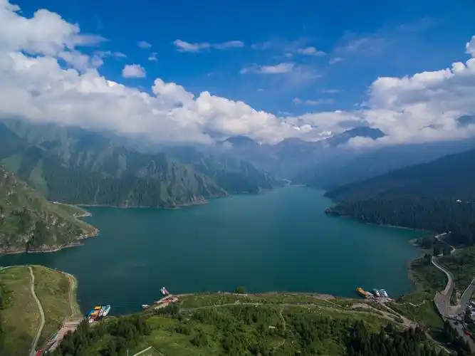 旅行社业务和文化演艺等,旗下运营景区包括人们熟知的5a级天山天池