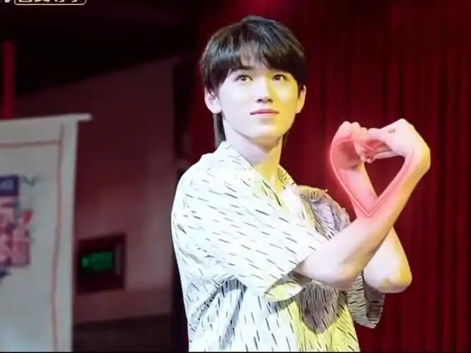 宋亚轩的花式比心