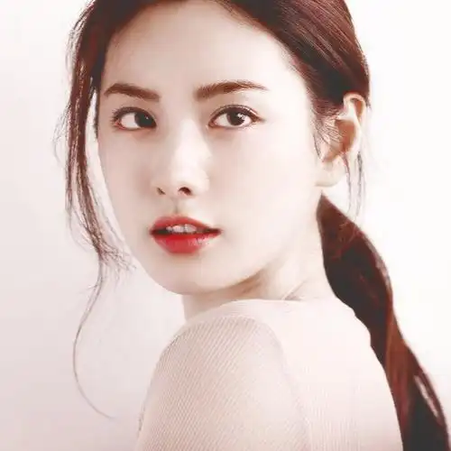 的色彩,自然的裸妆,甜美笑容,随意但又不造作的小动作,淡淡的就很漂亮