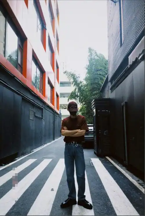 白敬亭穿得"挺低调",可"港风男友装"杀伤力太强,简单却有范