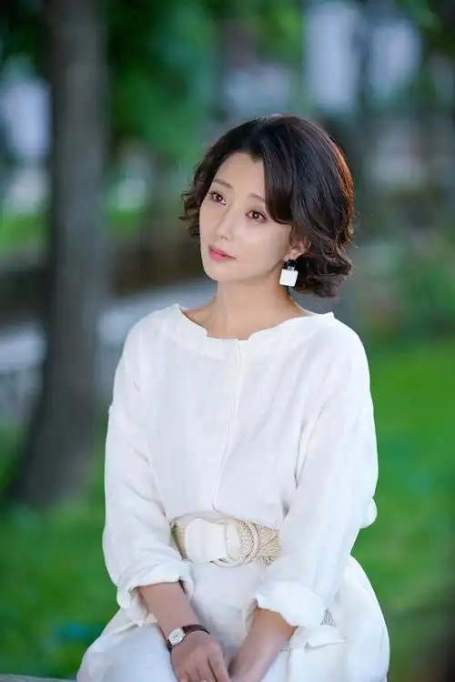 殷桃离婚12年:她至今单身,托起父母晚年,前夫锒铛入狱