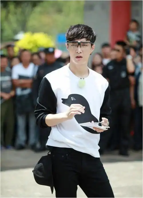 张艺兴因其无人能敌的人气,获得了sm公司的特许,可以在华自由发展