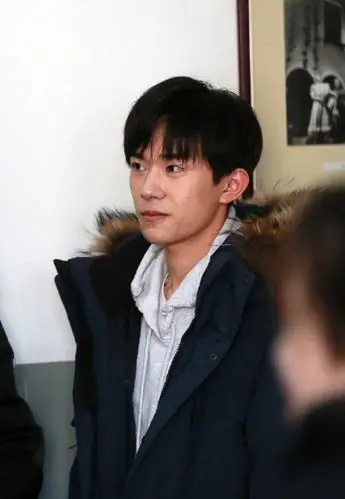 易烊千玺参加中戏复试 素颜依然帅气