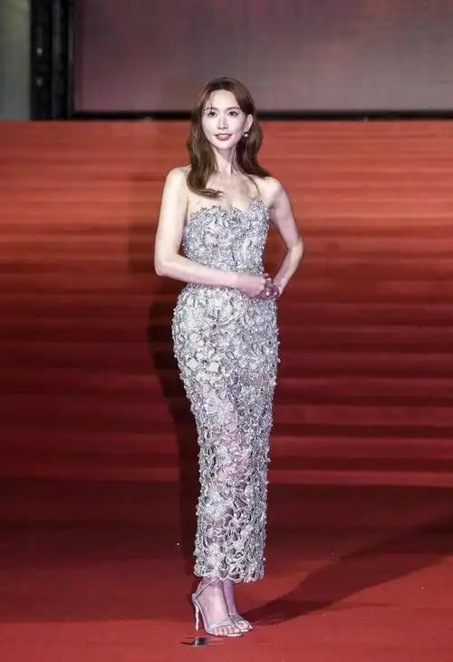 林志玲亮相金马奖弯腰曲背小心翼翼外貌大变样被指撞脸小s