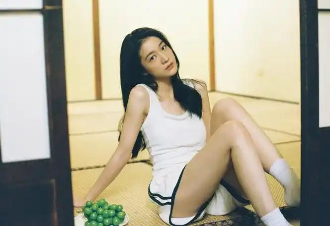 张雪迎夏日白色背心小清新私服写真组图