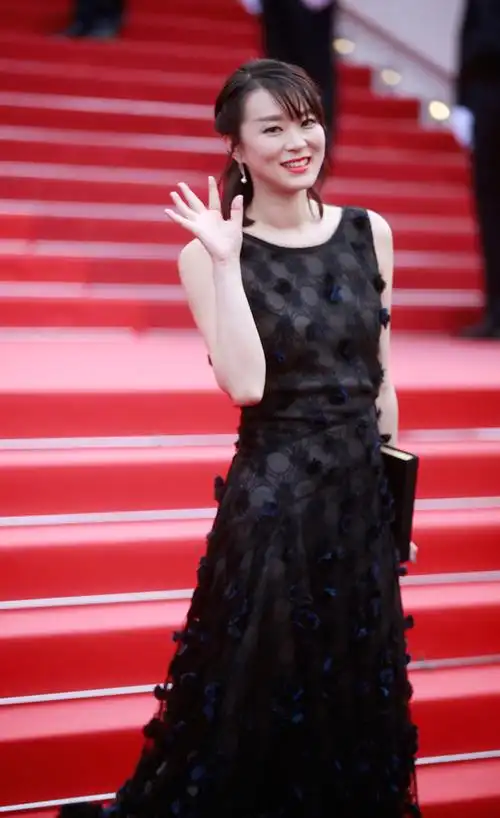 戛纳电影节闭幕中国女星黄璐优雅亮相