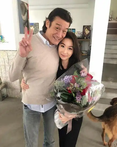 回顾演员梁家辉我这辈子最正确的决定就是娶了一个平凡的妻子