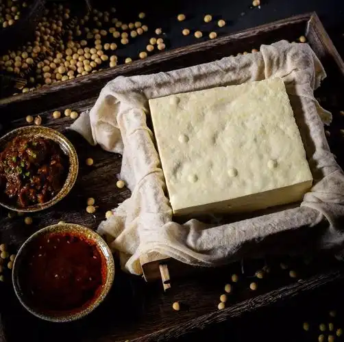 自制卤水豆腐豆腐是火锅店最普通的食材,但在这里却成了镇店一绝!