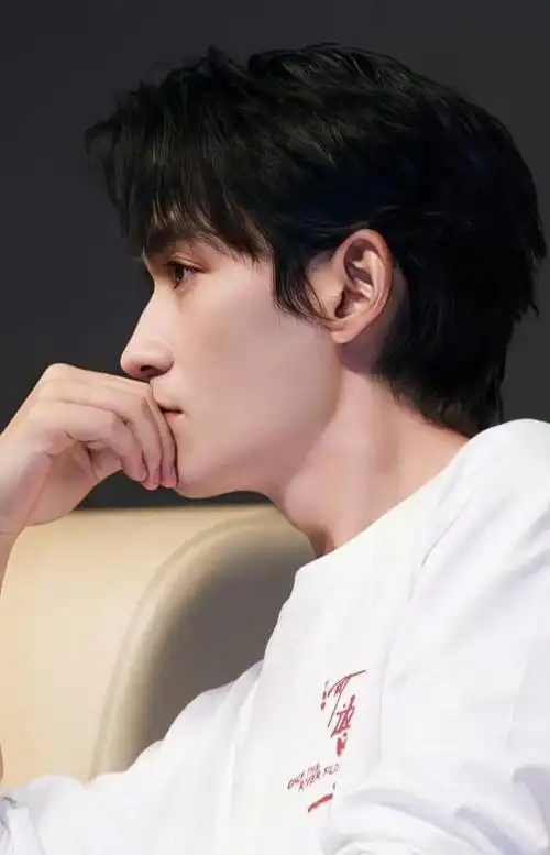 朱一龙二月你好侧颜写真好帅呀!收集一波王炸侧颜神图