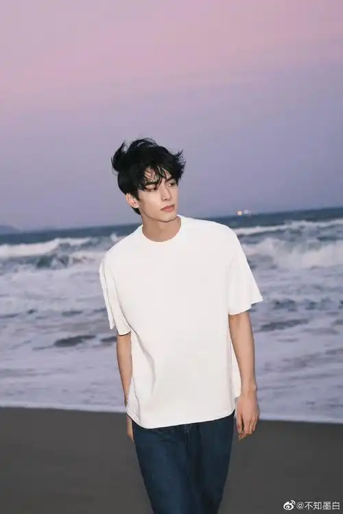 宋威龙海边氛围感写真