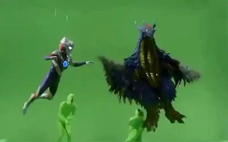 欧布奥特曼拍摄花絮怪兽吊威亚出意外狠狠摔在地上严重到骨折